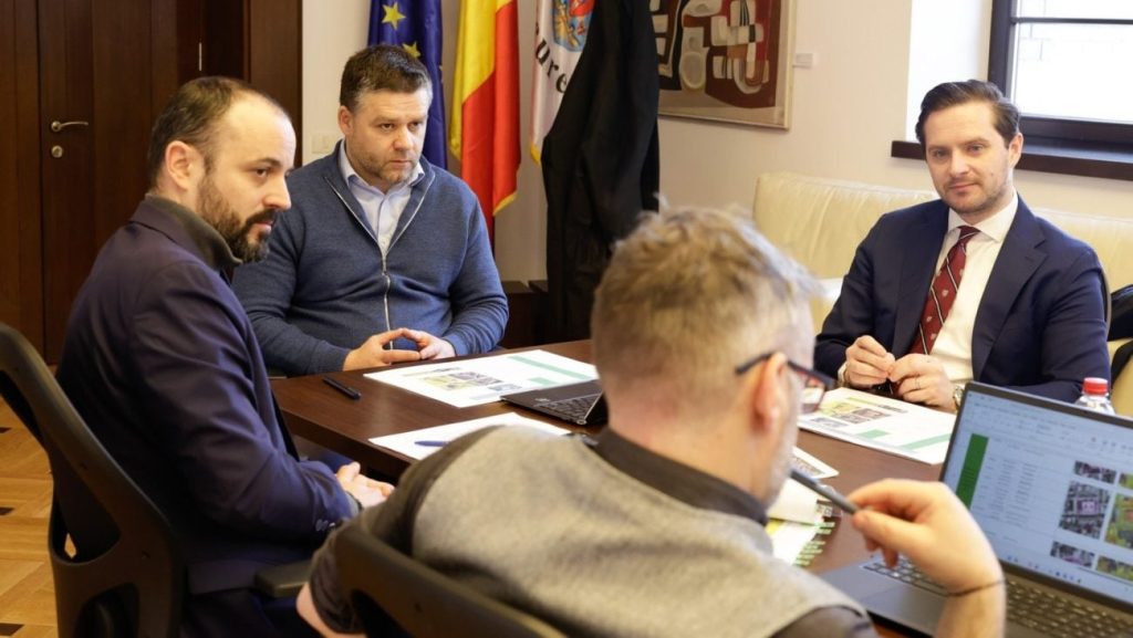 Primarul Bucureștiului anunță planuri de reconfigurare a centru-vilului, cu accent pe pietonale și spații verzi Primarul Capitalei, Ciprian Ciucu, a făcut zilele trecute un anunț de amploare legat de viitorul centrului orașului: zonele pietonale din București vor fi extinse și reimaginte, urmând modele de succes din marile orașe europene