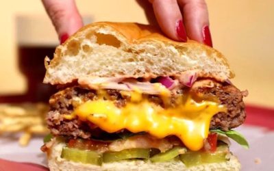 Un cheeseburger din New York City, aproape banal pentru mulți, a devenit viral în ultimele zile, stârnind dezbateri online privind standardele gastronomice ale orașului