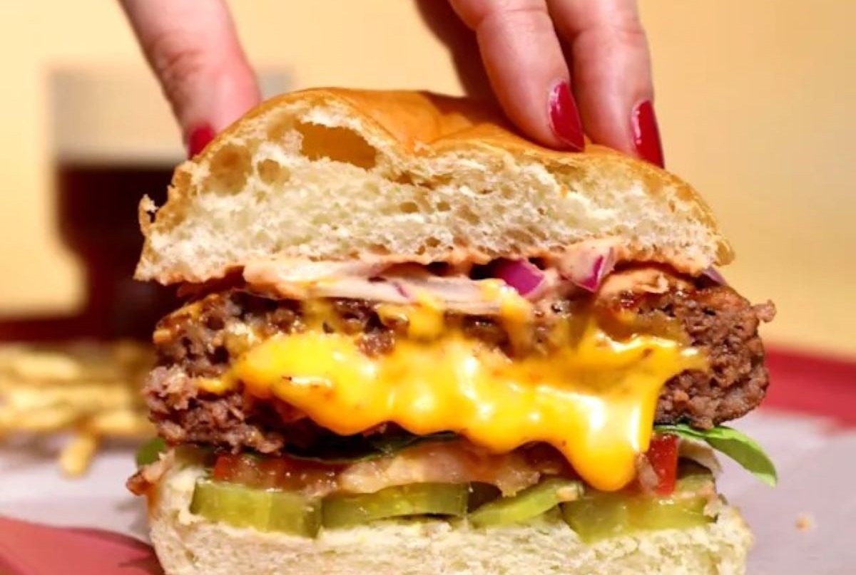 Un cheeseburger din New York City, aproape banal pentru mulți, a devenit viral în ultimele zile, stârnind dezbateri online privind standardele gastronomice ale orașului