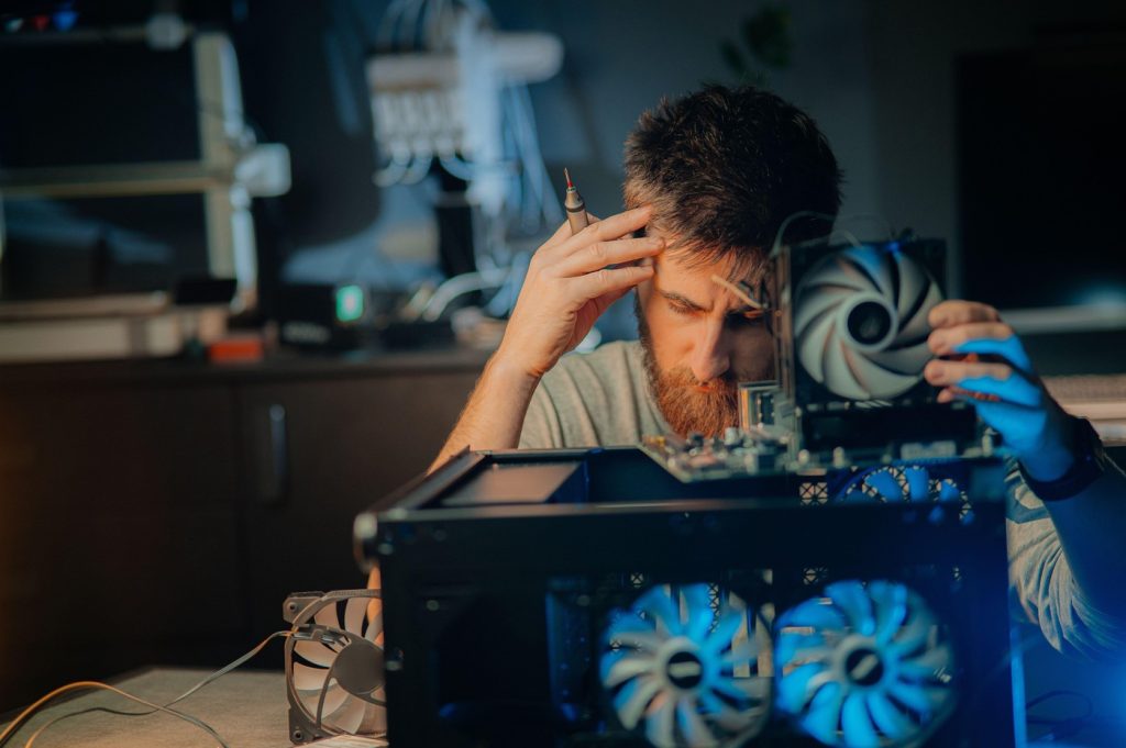 Achiziția componentelor second-hand pentru PC poate părea o soluție economică, mai ales în contextul creșterii semnificative a prețurilor la hardware-ul nou