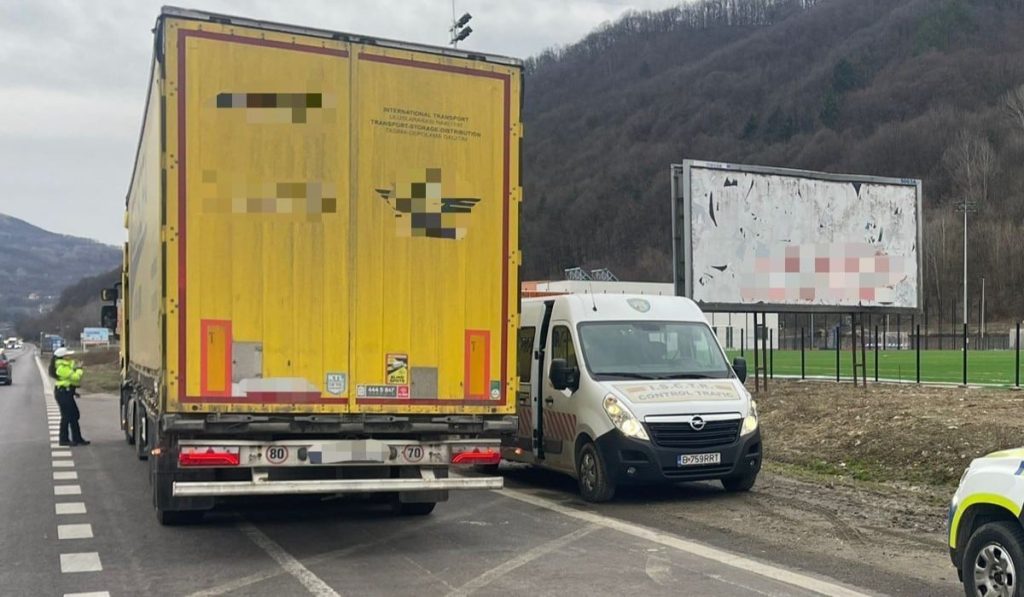 DN 7, tărâm al sancțiunilor: zeci de amenzi pentru încălcarea restricțiilor de circulație pe Valea Oltului Zilele acestea, traficul intens de pe DN 7, pe segmentul Valea Oltului, a fost marcat de un val de sancțiuni aplicate șoferilor de TIR