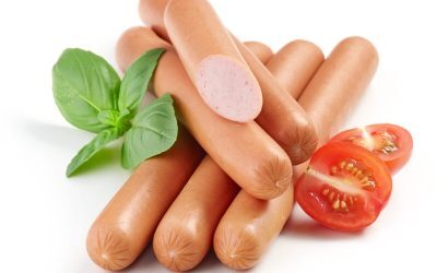 Crenvurștii de post, o alternativă populară pentru vegetarieni și vegani, ascund în spatele etichetei o realitate mai puternic vizibilă decât oricând: lista lungă de ingrediente și aditivi cu care nimeni nu ar vrea să se întâlnească zilnic pe masa de sărbătoare sau în meniul de zi cu zi