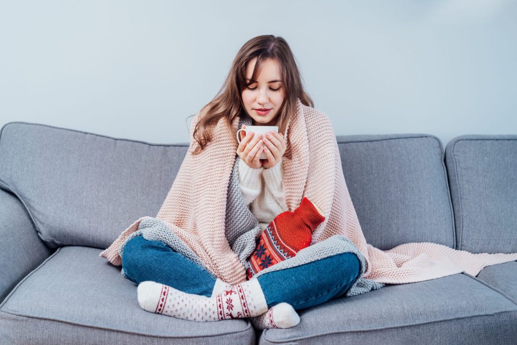 În sezonul rece, sfaturile pentru a ne păstra căldura se multiplică rapid, dar nu toate sunt susținute de dovezi științifice solide