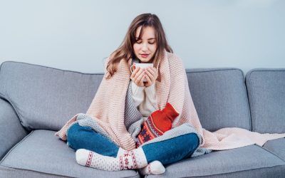 În sezonul rece, sfaturile pentru a ne păstra căldura se multiplică rapid, dar nu toate sunt susținute de dovezi științifice solide