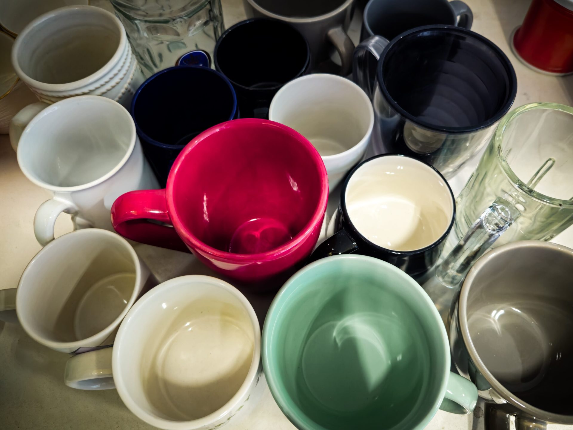 Ordinea în casă nu înseamnă întotdeauna perfecțiune: mituri și contraexemple despre organizare și relaxare în spațiul personal Imaginile cu dulapuri meticulos aranjate, rafturi pline de cutii transparente și camere căptușite de o ordine desăvârșită au devenit un simbol al vieții ideale promovată de social media