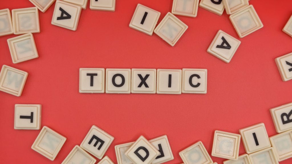 Cuvintele, chiar și cele aparent banale, pot avea un impact profund asupra minții noastre, influențând modul în care ne percepem pe noi înșine și relațiile cu ceilalți