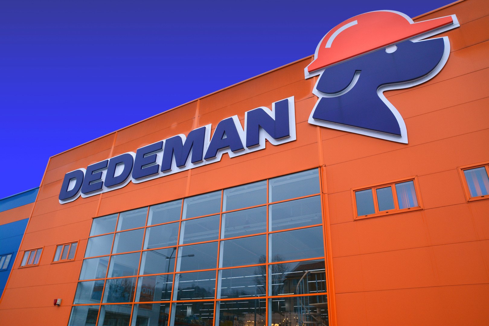 Consiliul Concurenței analizează o possible consolidare majoră pe piața retailului din România, după ce a fost anunțată intenția Pavăl Holding SRL de a prelua grupul Carrefour în țară