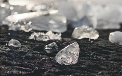 Cercetători chinezi anunță descoperirea unui diamant hexagonal, o premieră în lumea mineralogiei, provocând astfel una dintre cele mai vechi și mai robuste teorii despre structura cristalelor de carbon