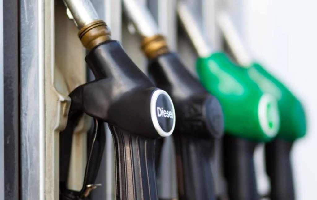 Prețurile carburanților se mențin în creștere, în contextul tensionar al pieței globale a petrolului Petrom, liderul pieței de distribuție de carburanți din România, a afișat în dimineața zilei de 13 martie un preț de 8,40 lei pe litru pentru benzina standard și 8,95 lei pentru motorină, astfel încât motorina a crescut cu 9 bani față de ziua precedentă