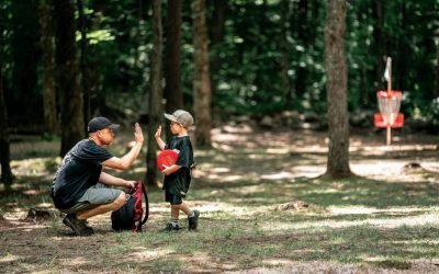 Discul de golf, un sport inventat în Statele Unite acum șaizeci de ani, se face tot mai vizibil în România, atrăgând entuziaști din ce în ce mai numeroși și autorități locale care încep să vadă în această activitate o oportunitate de dezvoltare socială și economică