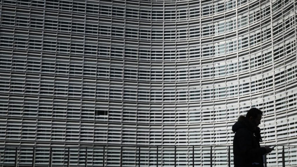 O discuție telefonică privată între un jurnalist Politico și un oficial UE a fost interceptată și făcută publică în contextul tensiunilor din Europa O conversație telefonică privată dintre un jurnalist de la Politico și un oficial de rang înalt al Uniunii Europene a fost interceptată ilegal și ulterior publicată online, alimentând un nou scandal în contextul conflictelor geopolitice din Europa