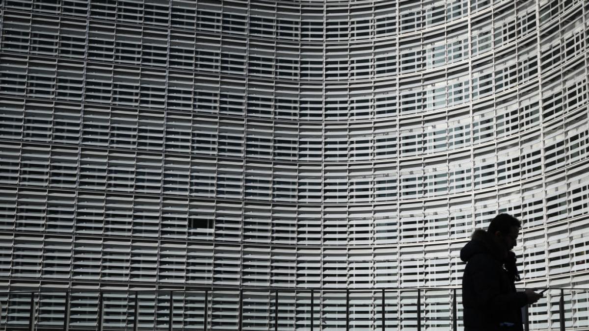 O discuție telefonică privată între un jurnalist Politico și un oficial UE a fost interceptată și făcută publică în contextul tensiunilor din Europa O conversație telefonică privată dintre un jurnalist de la Politico și un oficial de rang înalt al Uniunii Europene a fost interceptată ilegal și ulterior publicată online, alimentând un nou scandal în contextul conflictelor geopolitice din Europa