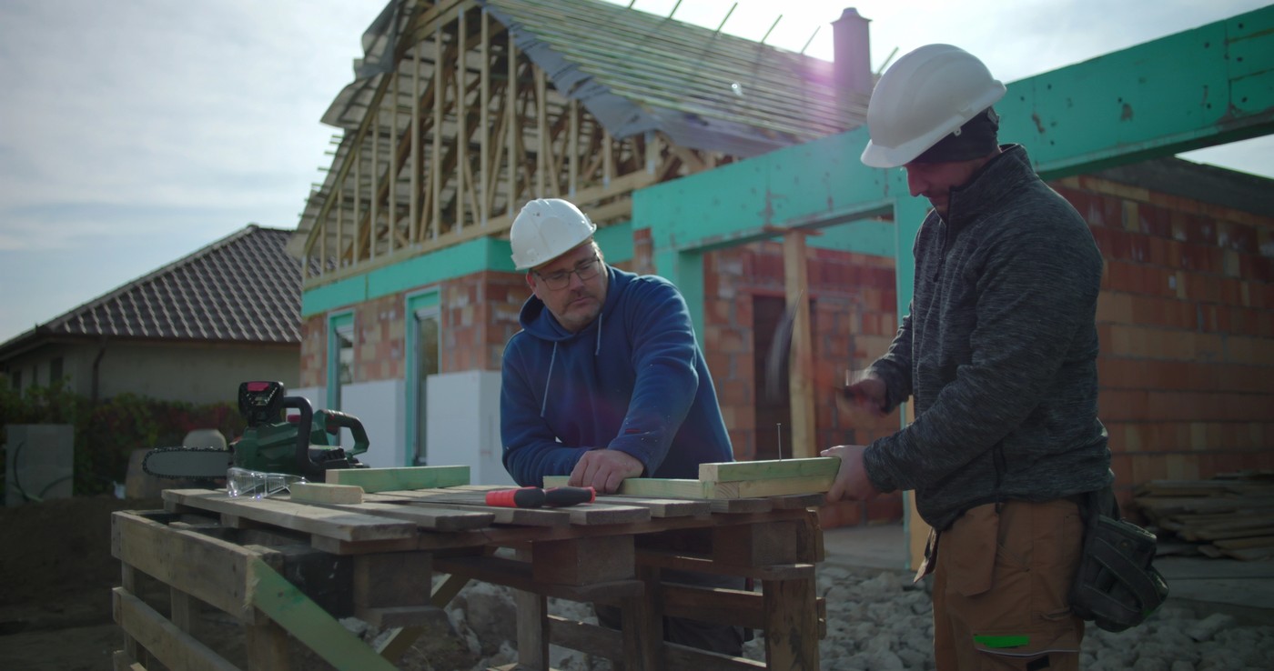 Reguli clare pentru ferestre și balcoane: drepturile și obligațiile proprietarilor în vecinătate Construirea unei ferestre, unui balcon sau chiar a unei simple deschideri într-un perete comun poate părea, pentru mulți proprietari, o chestiune de simplă estetică sau confort