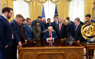 Momente de rugăciune publică pentru Donald Trump, într-un context tensionat internațional Un clip video care surprinde o ceremonie religioasă desfășurată la Casa Albă a generat un val de reacții intense pe rețelele sociale, ilustrând sprijinul acordat fostului președinte american Donald Trump în momente de criză