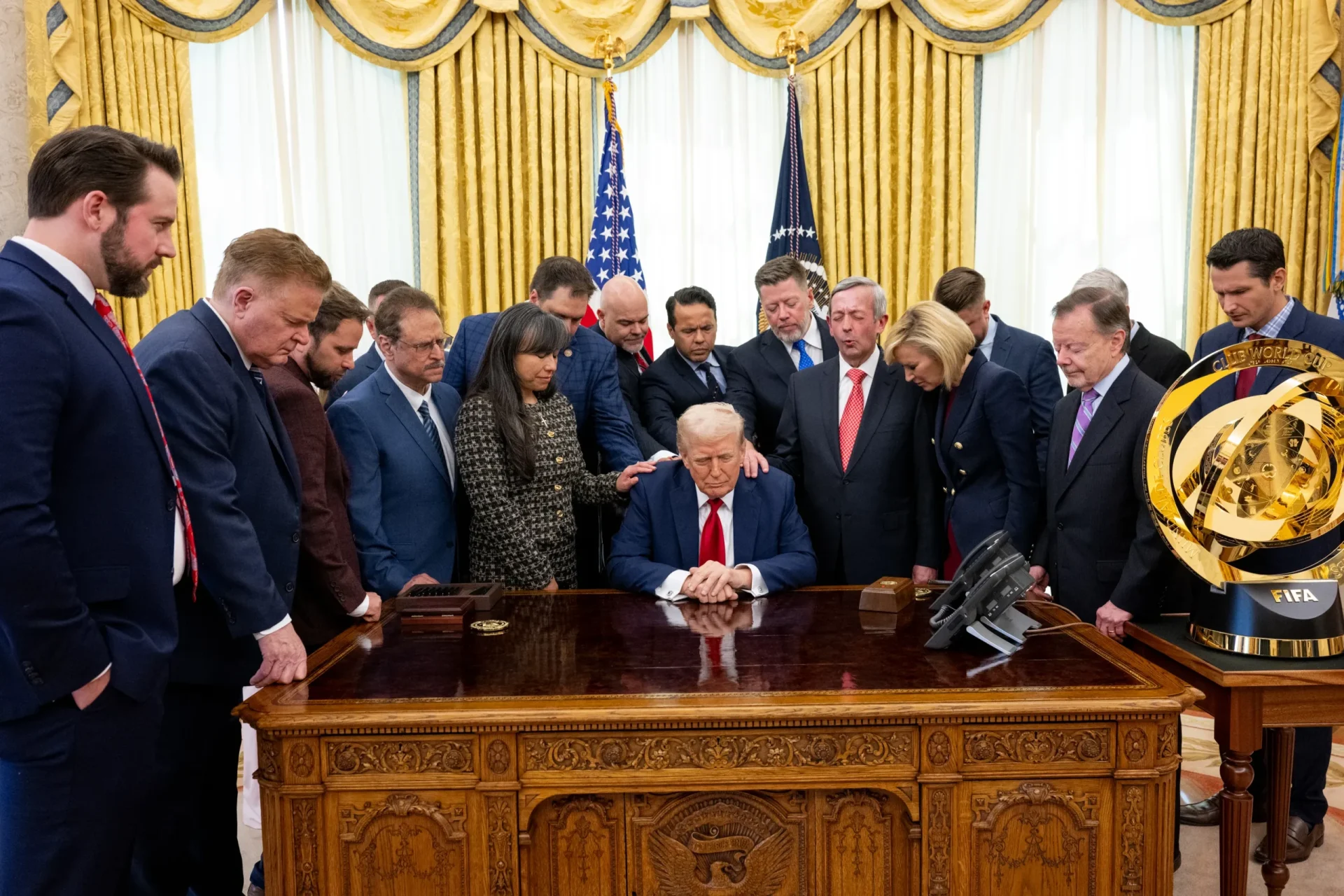 Momente de rugăciune publică pentru Donald Trump, într-un context tensionat internațional Un clip video care surprinde o ceremonie religioasă desfășurată la Casa Albă a generat un val de reacții intense pe rețelele sociale, ilustrând sprijinul acordat fostului președinte american Donald Trump în momente de criză