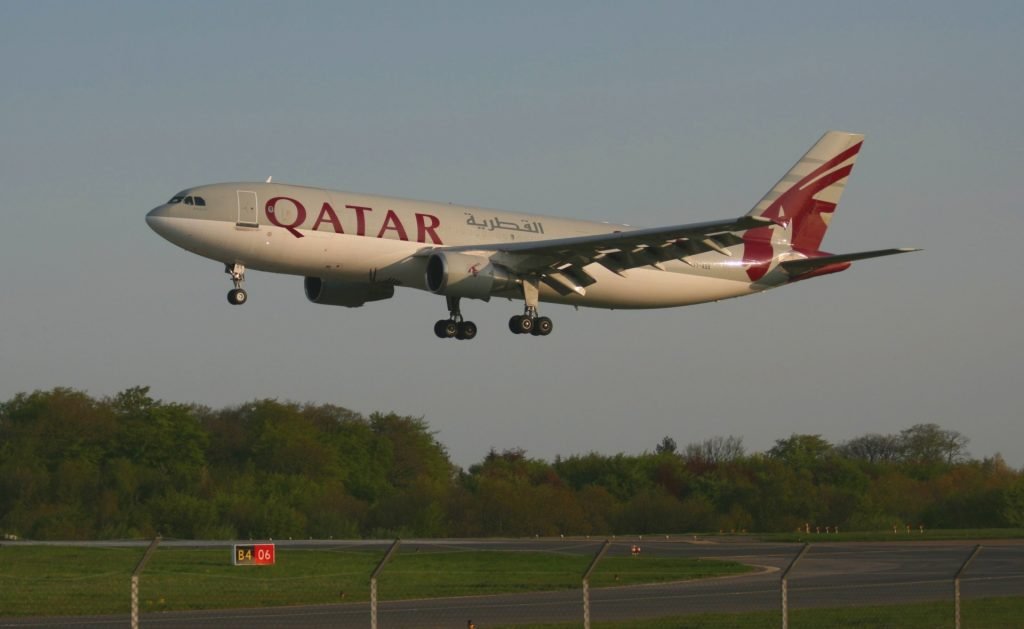 Qatar Airways lansează zboruri de urgență pentru pasagerii blocați din Orientul Mijlociu spre Europa Qatar Airways a anunțat joi lansarea unor zboruri speciale de urgență destinate pasagerilor blocați în regiunea Orientului Mijlociu, într-un efort de a facilita întoarcerea lor acasă