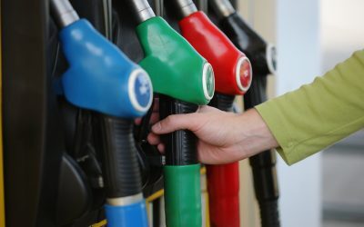 Prețurile carburanților din România încep să se stabilizeze, dar rămân vulnerabile la fluctuații accentuate, după o săptămână în care motorina a continuat să înregistreze creșteri semnificative