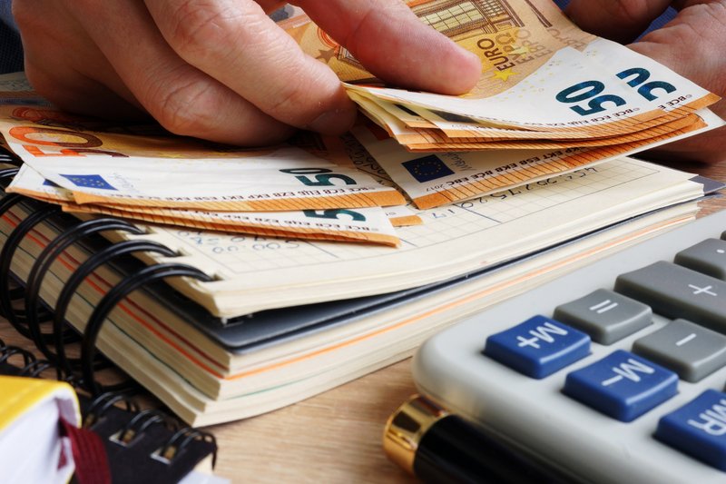 Antreprenori români afectați de măsura Guvernului Bolojan: pierderi din proiecte europene din cauza creșterii pragului la mijloace fixe în 2026