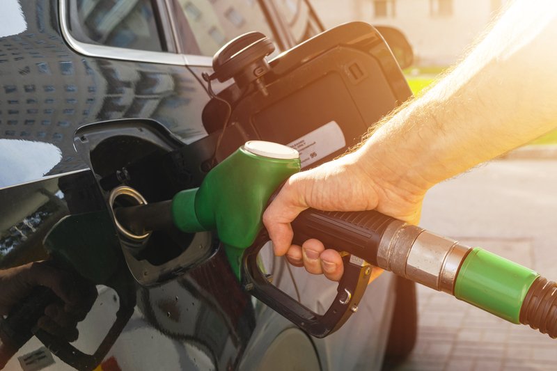 Prețurile carburanților au înregistrat din nou o creștere semnificativă, după ce miercuri dimineață benzina și motorina s-au scumpit cu 15 bani pe litru, conform datelor furnizate de aplicația Monitorul Prețurilor la carburanți