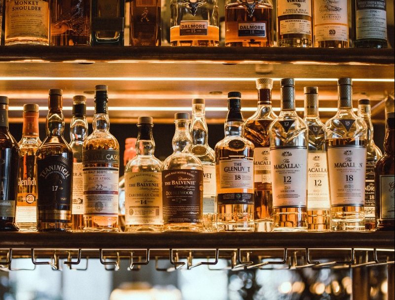 Varșovia interzice vânzarea de alcool pe timpul nopții: un pas decisiv în lupta cu consumul excesiv Consiliul municipal al capitalei Poloniei a adoptat joi o măsură recentă cu impact major în strategia de combatere a problemelor generate de consumul de alcool: interzicerea vânzării de băuturi alcoolice după ora 23.00