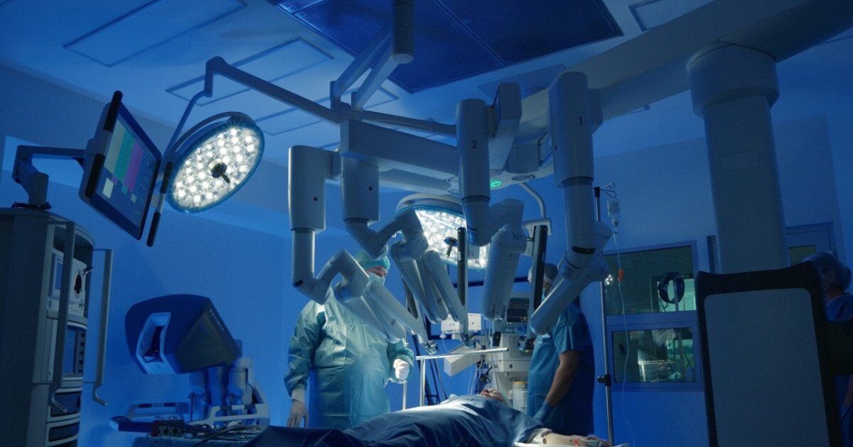 România își întărește, în sfârșit, capacitatea de a efectua intervenții chirurgicale de înaltă tehnologie, după ani la rând în care utilizarea roboților în domeniul medical a rămas, în mare parte, la nivel de promisiune