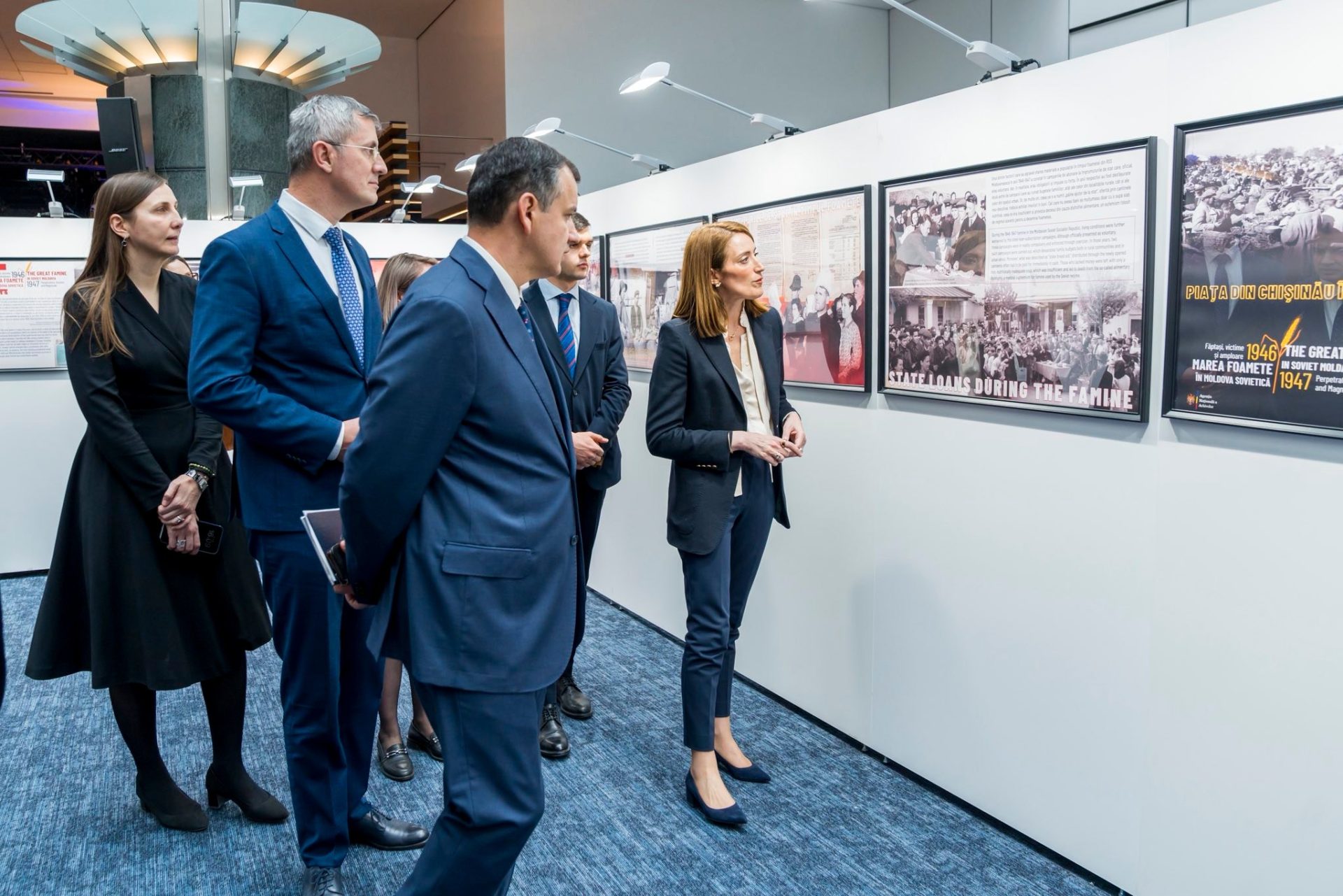 O expoziție dedicată foametei sovietice a fost inaugurată în Parlamentul European, marcând o reamintire dureroasă a unei perioade întunecate din istoria Moldovei și a regimului sovietic Într-un moment de reflecție și rememorare a unor evenimente tragice din trecut, Parlamentul European a găzduit recent vernisajul expoziției „Marea Foamete în Moldova Sovietică, 1946-1947: Făptași, Victime și Amploare”