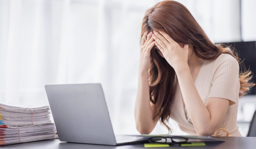 Legea prevenției burnout-ului, respinsă de Comisia pentru muncă din Senat