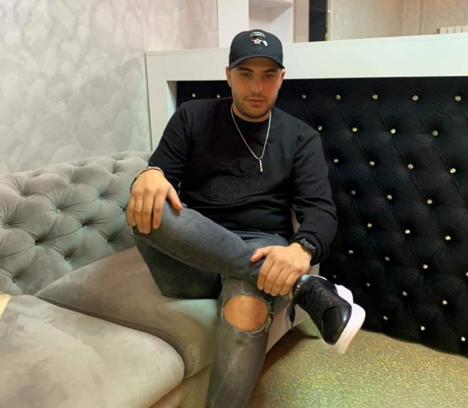 Un tânăr de 34 de ani, fiu al celebrului cântăreț de manele Nicolae Guță, se află în centrul unui nou scandal rutier, după ce polițiștii din Hunedoara l-au prins conducând fără permis și sub influența substanțelor interzise