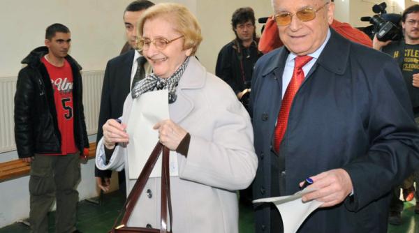 Ionuț Vulpescu, fost consilier al lui Ion Iliescu și ministru al Culturii, a adus un omagiu emoționant Ninăi Iliescu, cu ocazia zilei sale de naștere, marcând astfel un moment de reflectie și dor de cea care a fost atât de mult timp o figură emblematică în viața politică și personală a fostului președinte al României