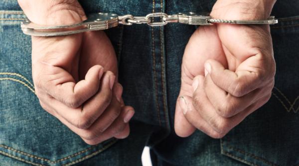 Fostul șef al Biroului Vamal de Frontieră Constanța Sud, Lică Octavian Parfenie, a fost reținut preventiv pentru o perioadă de 30 de zile, după ce autoritățile au acuzat-o de implicare într-un scandal de corupție care a zguduit sistemul vamal din România