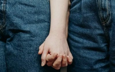 Curtea Administrativă Supremă a Poloniei a decis vineri că statul polonez are obligația legală de a recunoaște căsătoriile homosexuale încheiate în alte țări ale Uniunii Europene, marcând o etapă semnificativă în contestațiile în domeniu și în drepturile LGBTQ+ din Polonia