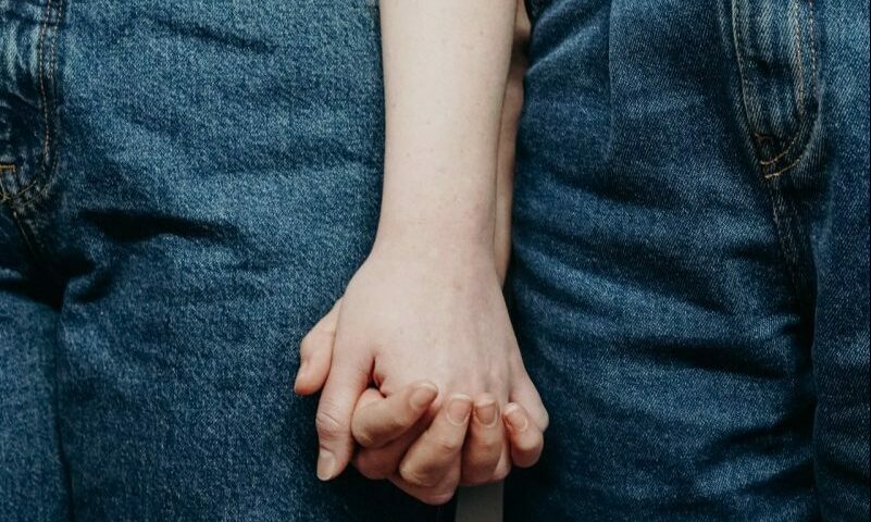 Curtea Administrativă Supremă a Poloniei a decis vineri că statul polonez are obligația legală de a recunoaște căsătoriile homosexuale încheiate în alte țări ale Uniunii Europene, marcând o etapă semnificativă în contestațiile în domeniu și în drepturile LGBTQ+ din Polonia