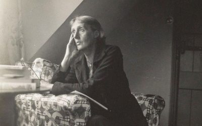 Locuri surprinzătoare unde s-au născut operele literare capodoperă ale geniilor În imaginarul colectiv, cel mai adesea, scriitorul clasic este reprezentat în fața unei ferestre largi, într-un birou de lemn masiv, sau într-o cafenea boemă, privind pensativ spre stradă