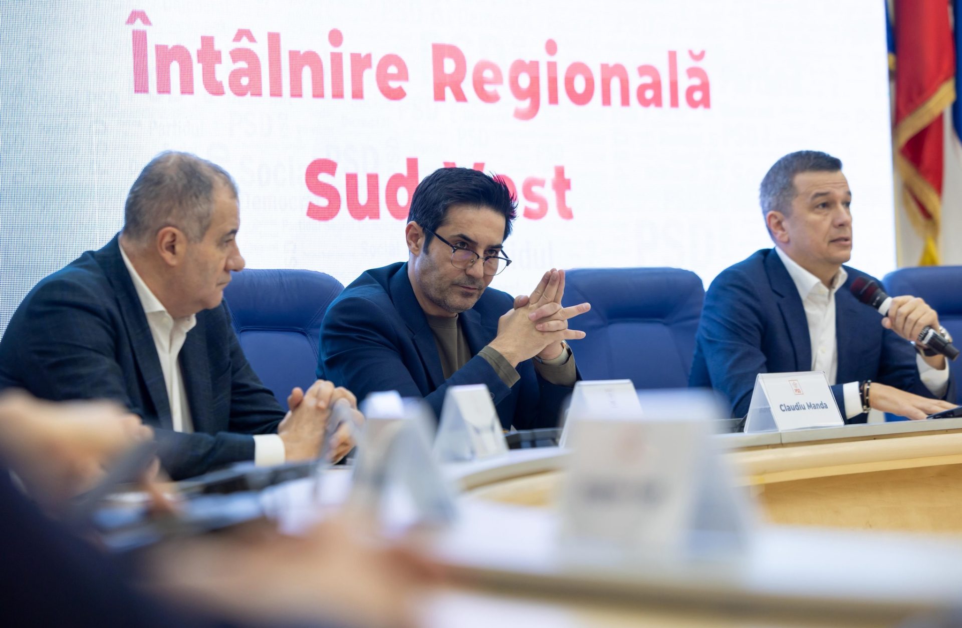 Sorin Grindeanu lansează un avertisment dur asupra viitorului guvernamental: „Nu putem fi prizonieri unei guvernări care ia pâinea de pe masa românilor” Liderul PSD Sorin Grindeanu a emis un mesaj clar și hotărât după întâlnirea regională cu organizațiile PSD din Oltenia, evidențiind seriozitatea cu care partidul abordează situația politică actuală