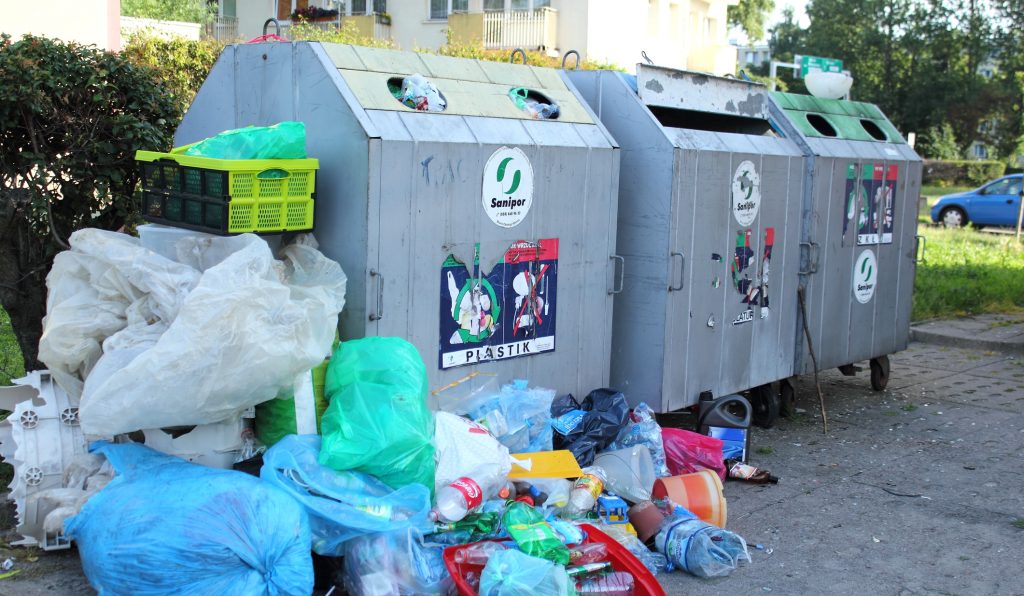 Abandonarea mobilierului vechi pe domeniul public devine infracțiune, fiind interzisă de legislație pentru a menține curățenia și ordinea în orașe