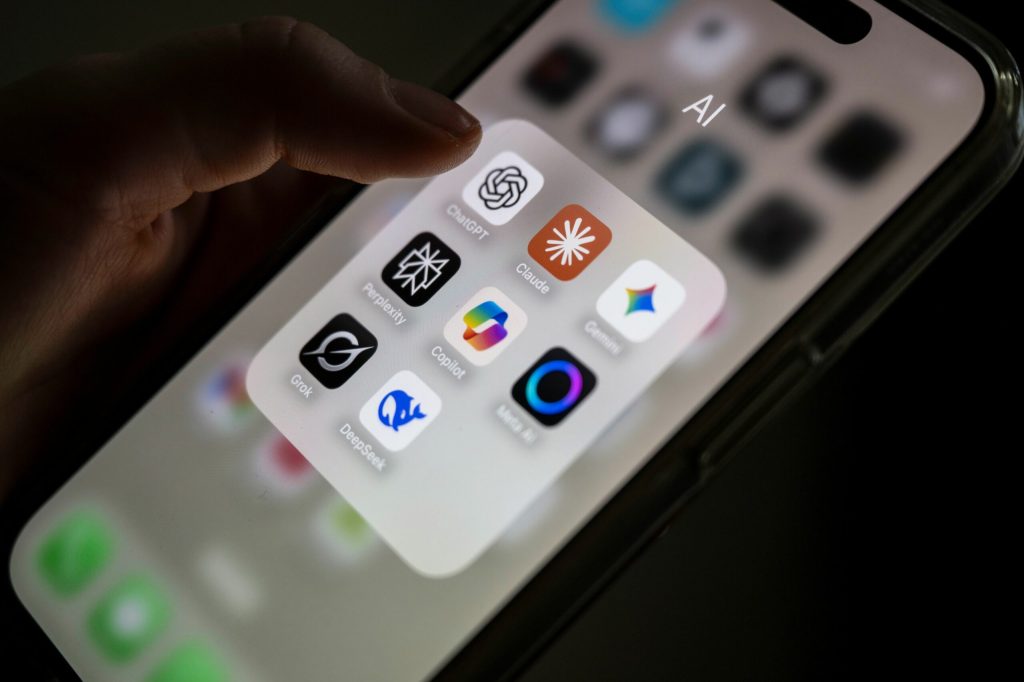 OpenAI se confruntă în aceste zile cu o mare presiune din partea utilizatorilor săi, după anunțul recent privind încheierea unui parteneriat controversat cu Pentagonul, care a stârnit valuri de reacții negative în mediul online