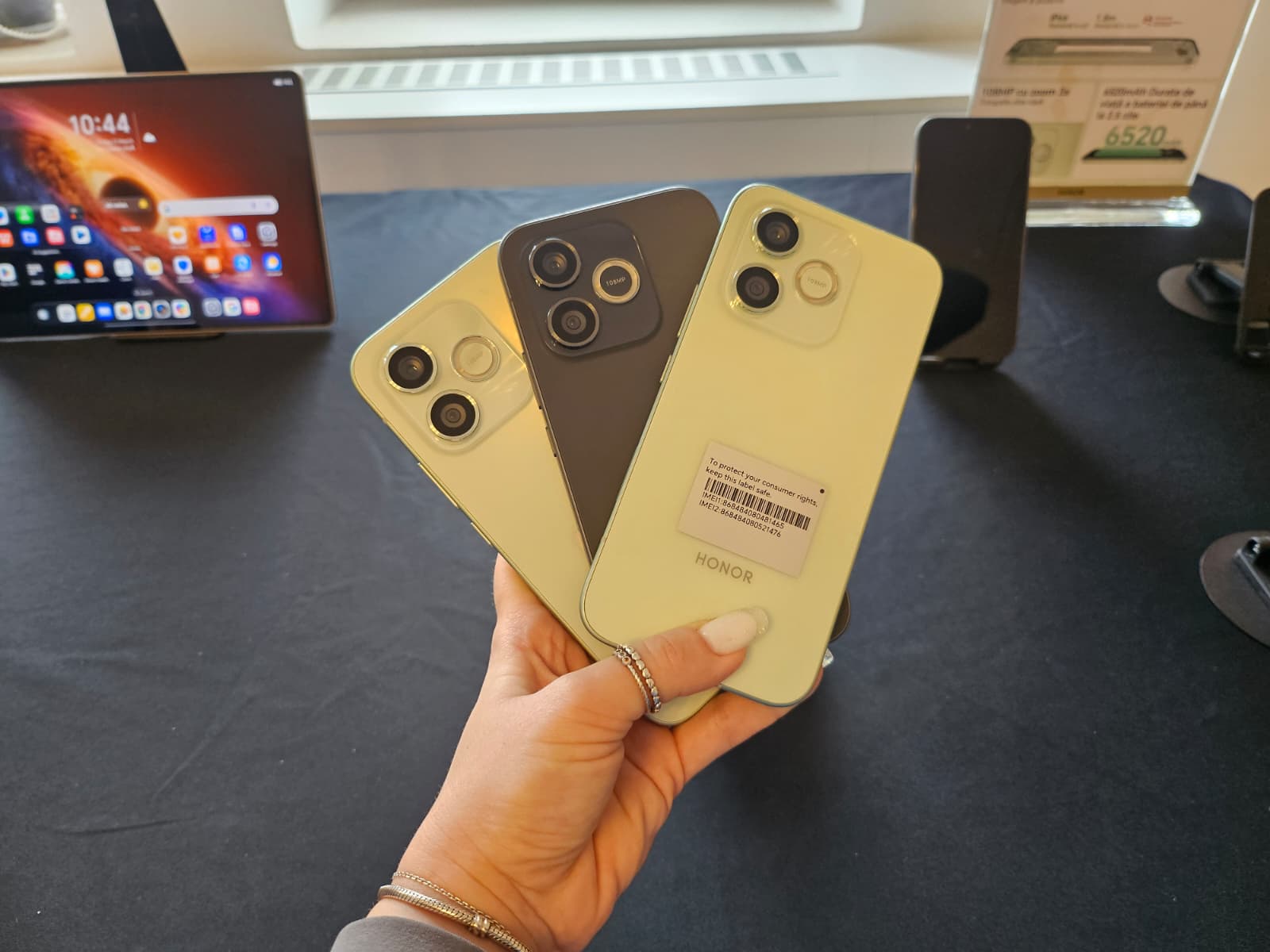 HONOR 600 Lite: un telefon care merită atenție prin design, autonomie și camere performante Într-o piață dominată de telefoane din plastic sau cu finisaje obosite, HONOR 600 Lite iese în evidență cu un aspect premium, fiind unul dintre primele modele din segmentul său care aduce construcție metalică de înaltă calitate