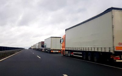 Transportatorii români solicită reducerea drastică a accizelor pentru motorină și benzină, avertizând asupra riscului unei crize economice fără precedent