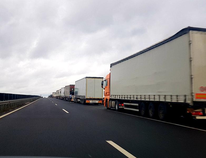 Transportatorii români solicită reducerea drastică a accizelor pentru motorină și benzină, avertizând asupra riscului unei crize economice fără precedent