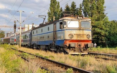 Trenurile dintre București și Timișoara, odinioară o expresie a eficienței feroviare în România, au devenit astăzi simbolul declinului infrastructurii de transport feroviar în țară