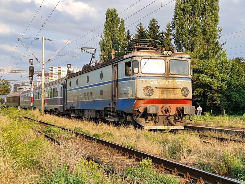 Trenurile dintre București și Timișoara, odinioară o expresie a eficienței feroviare în România, au devenit astăzi simbolul declinului infrastructurii de transport feroviar în țară