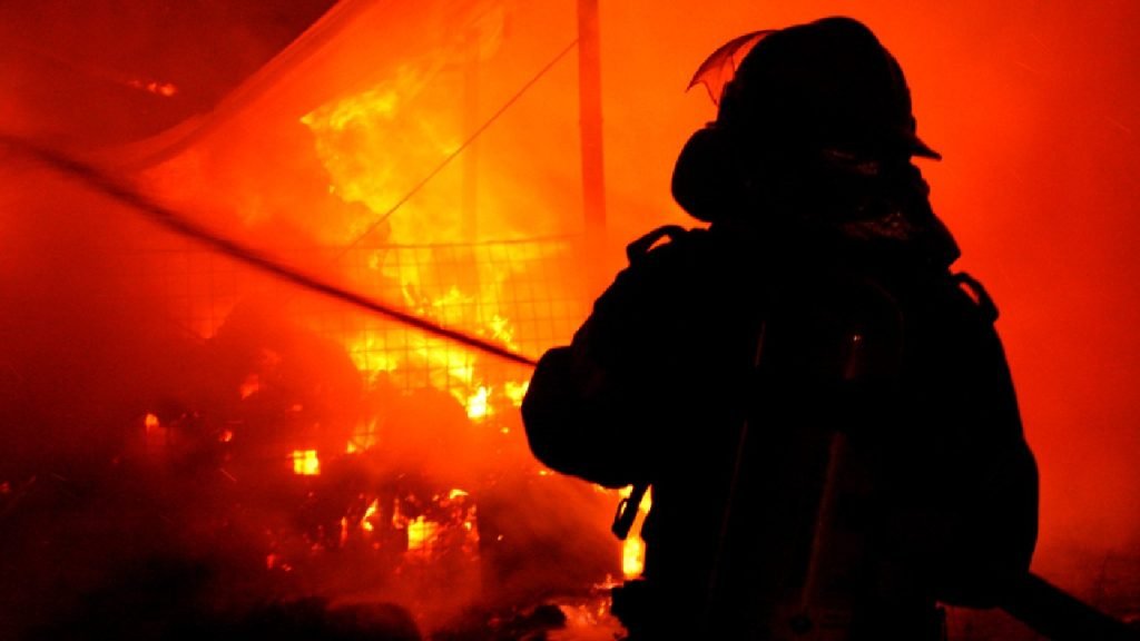 Incendiul care a izbucnit sâmbătă dimineața într-un bloc din București a mobilizat prompt autoritățile, fiind deja în curs de stingere de către echipele ISUBIF, cele din Inspectoratul pentru Situații de Urgență București-Ilfov