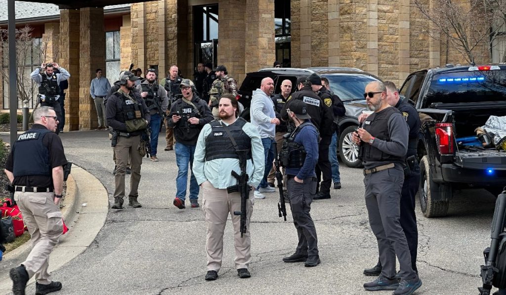 Tensiune și teroare în Michigan: un atac cu mașina și focuri de armă la sinagoga Temple Israel din West Bloomfield Un incident de o gravitate dificil de trecut cu vederea a avut loc joi în statul Michigan, unde o sinagogă reformistă emblematică din suburbia Detroit a fost scena unui atentat ce a generat o reacție alarmantă atât în comunitatea evreiască, cât și în întreaga țară