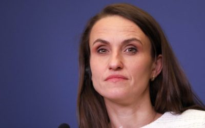 Oana Țoiu, ministrul român al Afacerilor Externe, a clarificat vineri seară, într-un mesaj publicat pe Facebook, acuzațiile lansate de fostul premier Victor Ponta, conform cărora ea ar fi fost cea care a dat-o jos din avionul care aducea români din Dubai pe fiica sa adolescentă, Irina Ponta