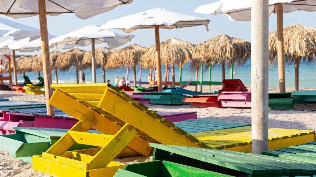 Litoralul românesc se pregătește în grabă pentru sezonul estival 2026, însă operatorii din turism se confruntă cu dificultăți majore care riscă să afecteze planurile de deschidere și funcționare a unităților hoteliere și de agrement încă de la începutul lunii mai