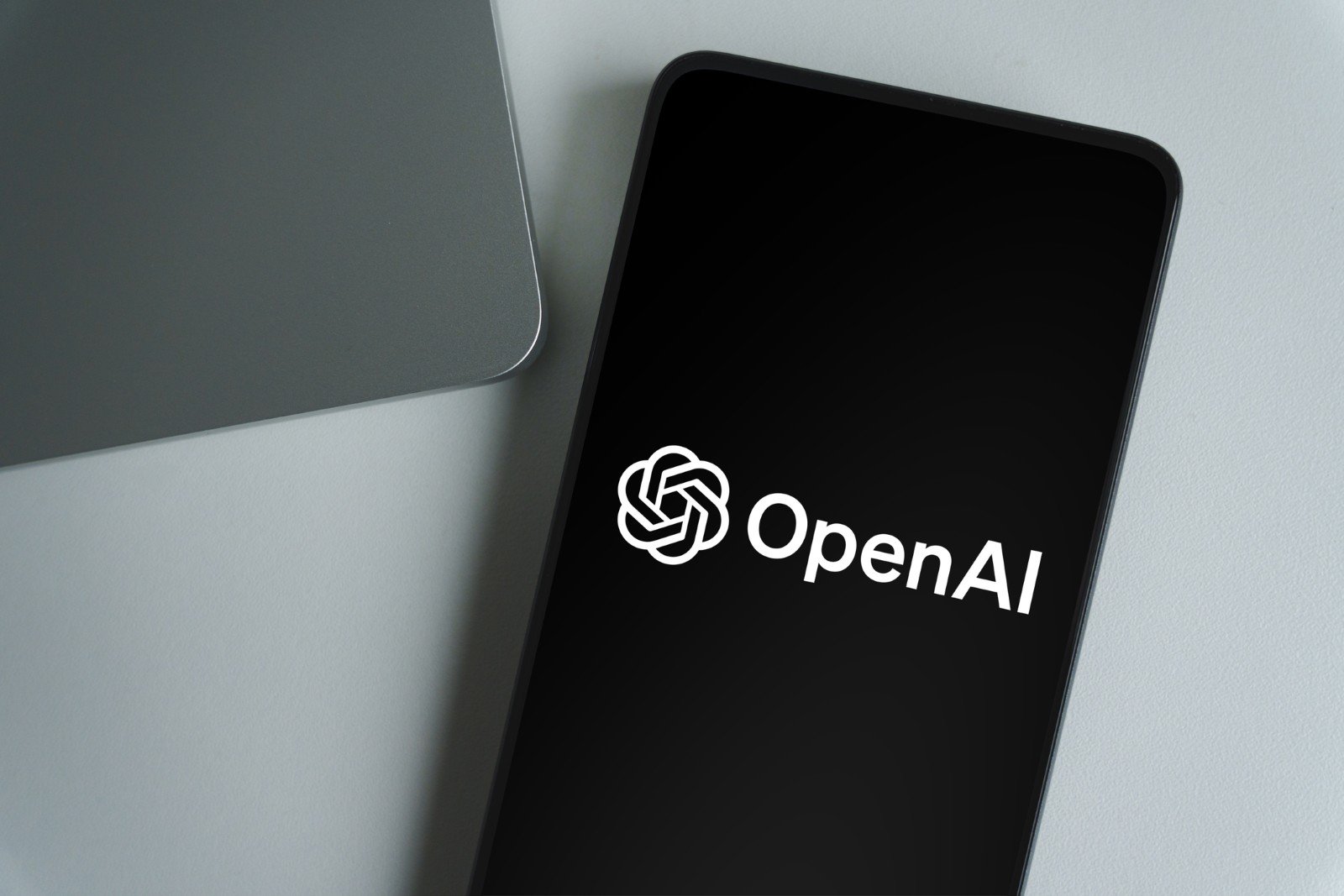 Britannica dă în judecată OpenAI pentru utilizarea ilegală a conținutului său în antrenarea modelelor de inteligență artificială O mișcare brutală și surprinzătoare în domeniul tehnologic s-a petrecut recent, când compania care deține iconicii enciclopedici Britannica și dicționarul Merriam-Webster a decis să introducă procesul legal împotriva OpenAI