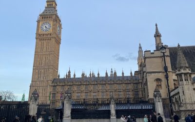 După aproape un deceniu de când britanicii au decis să părăsească Uniunea Europeană, parcursul post-Brexit al Regatului Unit începe să se apropie tot mai mult de traiectoria continentului european, semn că ruperea de UE nu a adus, așa cum se aștepta uneori în timpul campaniei, o izolarea completă a Marii Britanii, ci mai degrabă o reconectare subtilă cu afinitățile și valorile europene