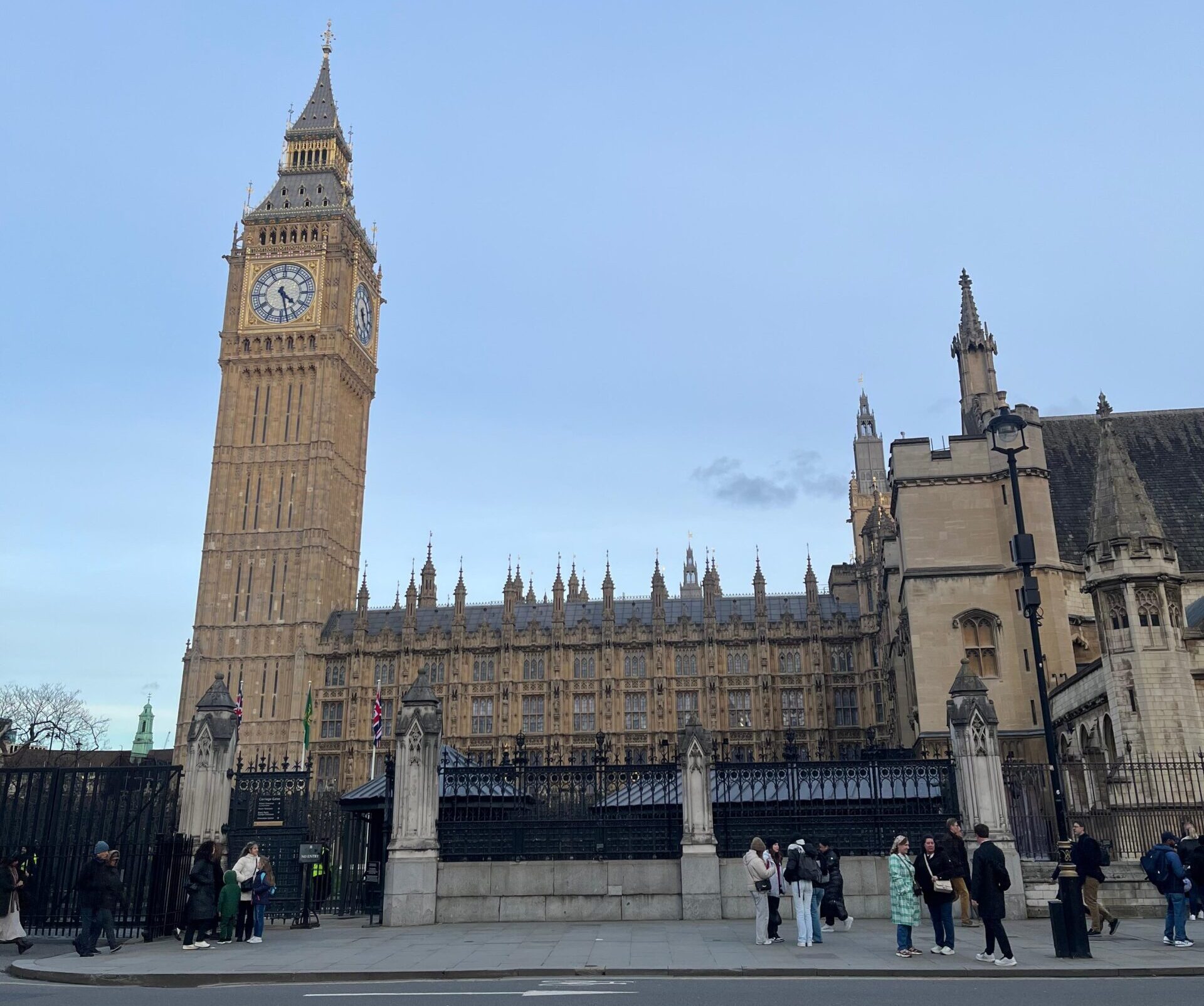 După aproape un deceniu de când britanicii au decis să părăsească Uniunea Europeană, parcursul post-Brexit al Regatului Unit începe să se apropie tot mai mult de traiectoria continentului european, semn că ruperea de UE nu a adus, așa cum se aștepta uneori în timpul campaniei, o izolarea completă a Marii Britanii, ci mai degrabă o reconectare subtilă cu afinitățile și valorile europene