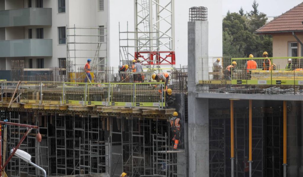 O treime dintre angajații din România câștigă mai puțin de 2.700 de lei net pe lună, iar peste jumătate se confruntă cu venituri sub 4.100 de lei, conform unui raport recent al Confederației Patronale Concordia