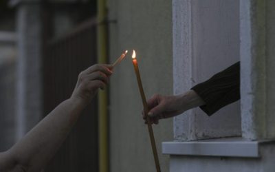 Poate fi anul acesta o Paște fără Lumina Sfântă de la Ierusalim? Tensiunile din Orientul Mijlociu aduc în lumina reflectoarelor o tradiție profund legată de credința și cultura românească, iar posibilitatea ca această ceremonie să fie compromisă pentru prima dată în decenii ridică neliniști în rândul enoriașilor din întreaga țară